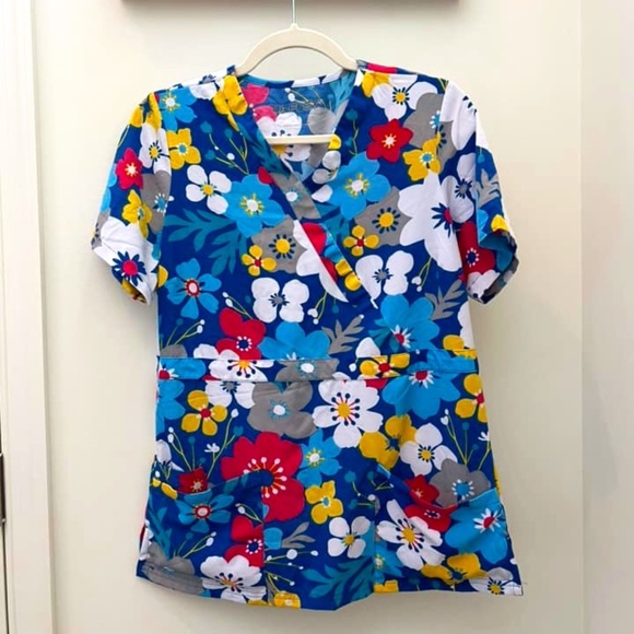 UA Flex Scrub Top Size Small colorful flowers - Picture 1 of 2